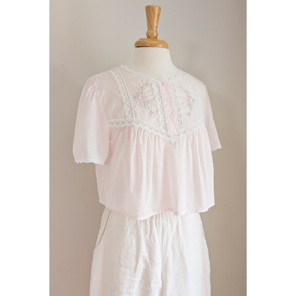 R E W O R K E D Vintage :: Pink Floral Embroidered Lace Trim 90s Cottage Blouse - Picture 6 of 15